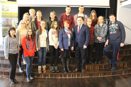 Młodzież wiślańskiego LO ze zdjęciem